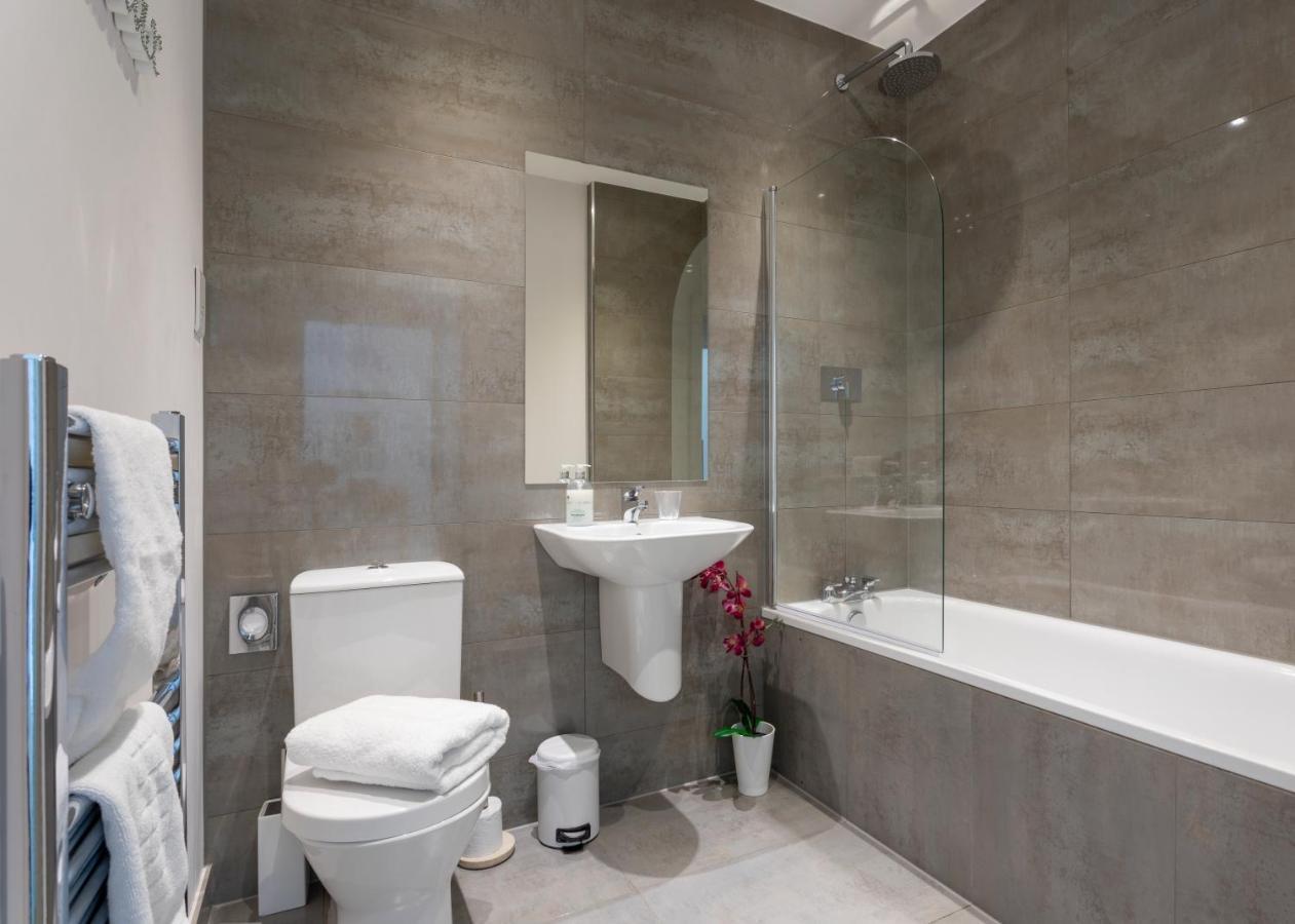 1 Bed Apartment - Redhill Central, Surrey, Gatwick #3 외부 사진