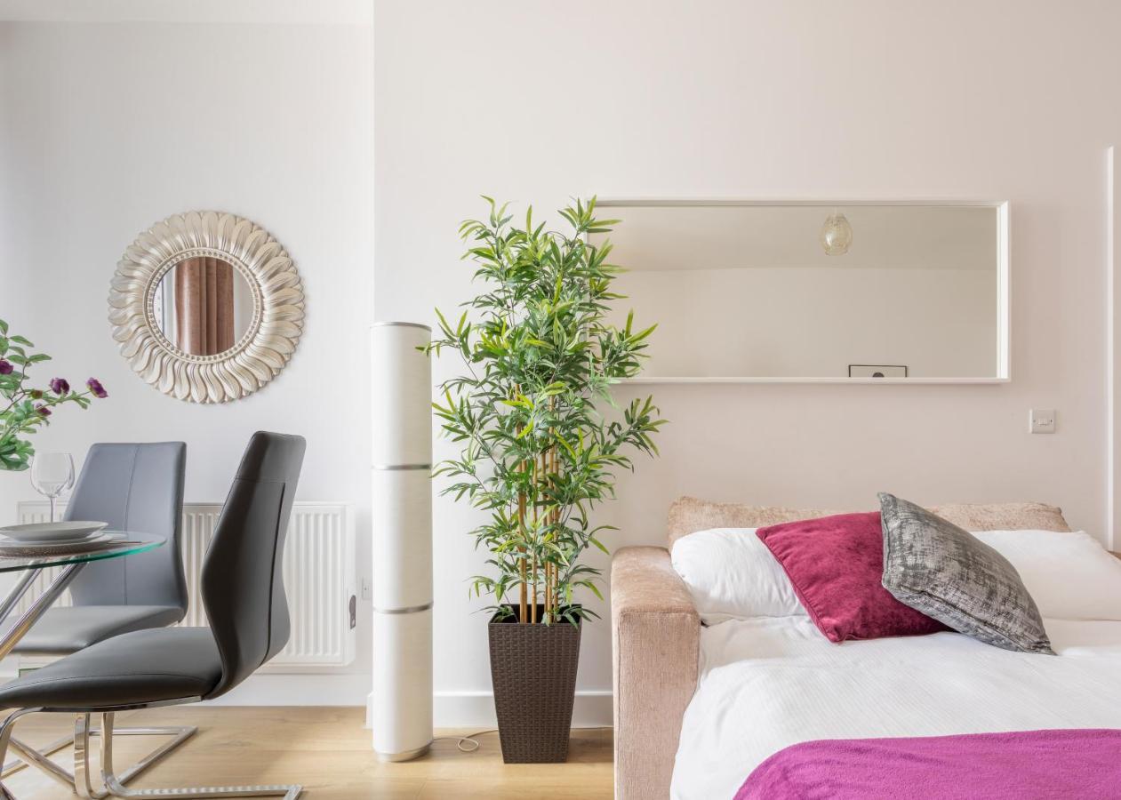 1 Bed Apartment - Redhill Central, Surrey, Gatwick #3 외부 사진